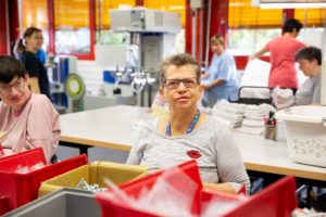 Behindertenwerkstatt Reinsdorf mit Freude be de r Arbeit